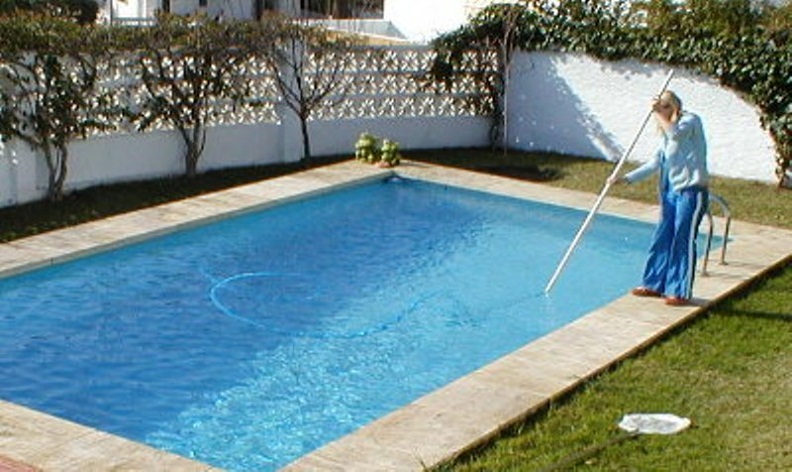 Nghề bảo trì bể bơi đơn giản mà lương cao tại Anh.